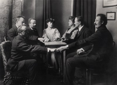 Spiritistische seance, uit Fotografie di Fantasmi door E. Imoda, 1912 door French Photographer